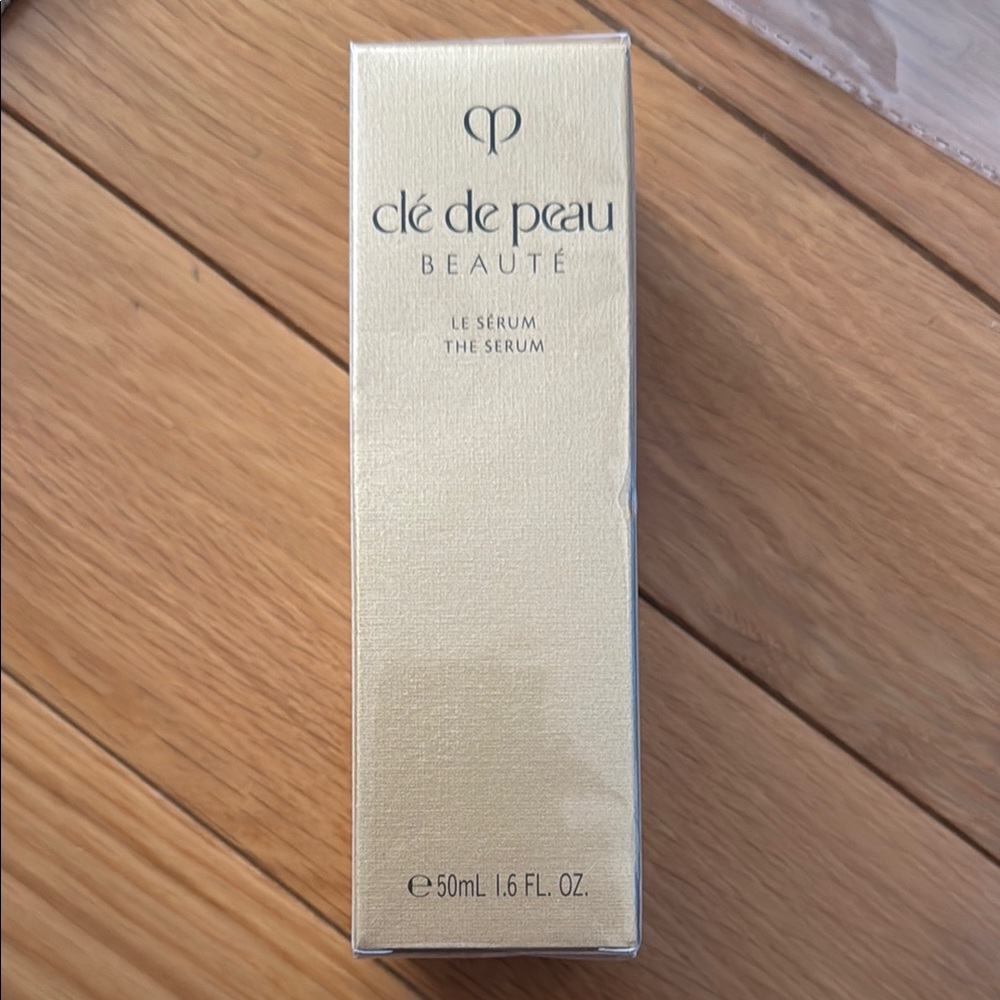 Clé de Peau Gold Serum.